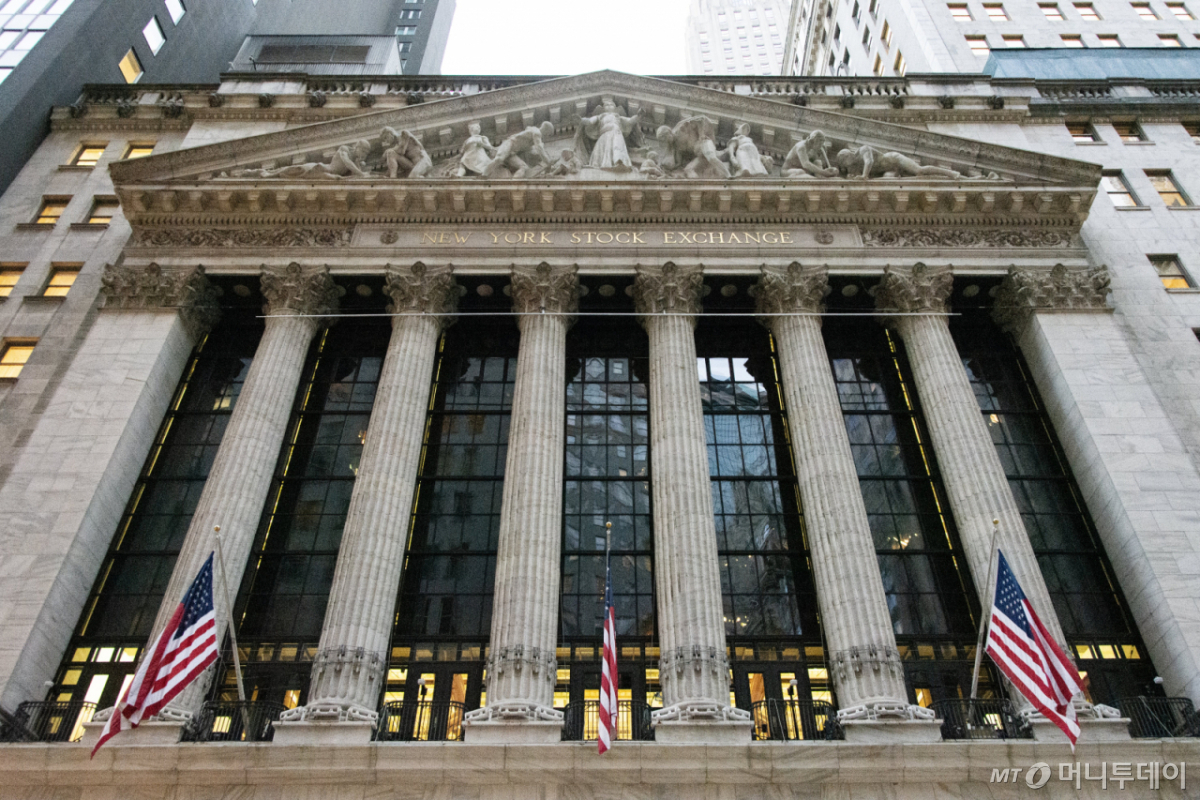 Status of New York Stock Market S&P 500 and Nasdaq hitting record highs