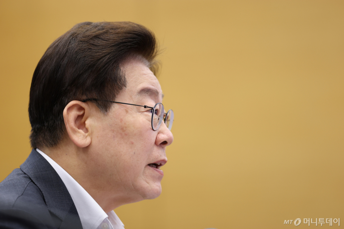 President Lee Jae-myung having a meeting with Democratic Party leadership at the Blue House