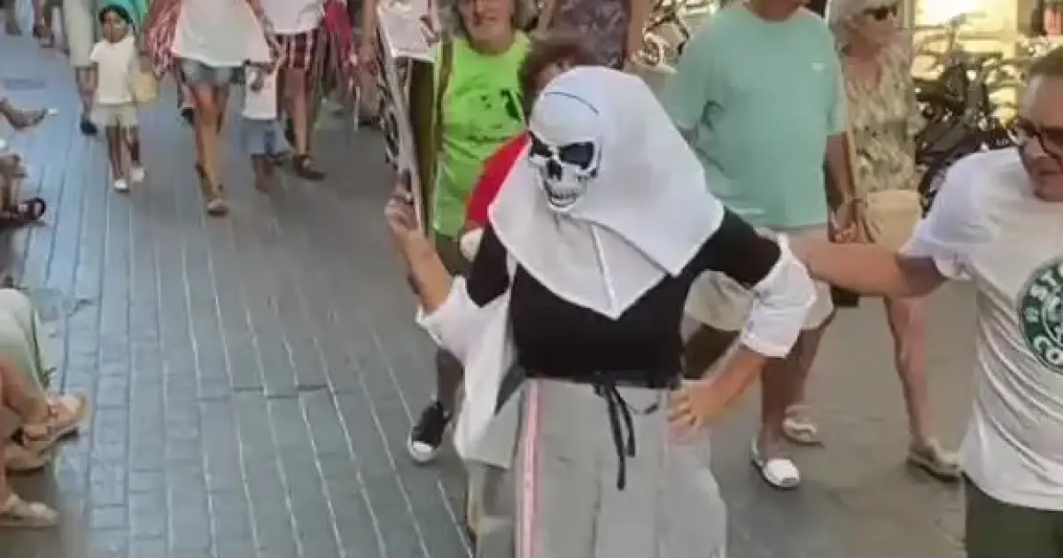 Mallorca human chain protest