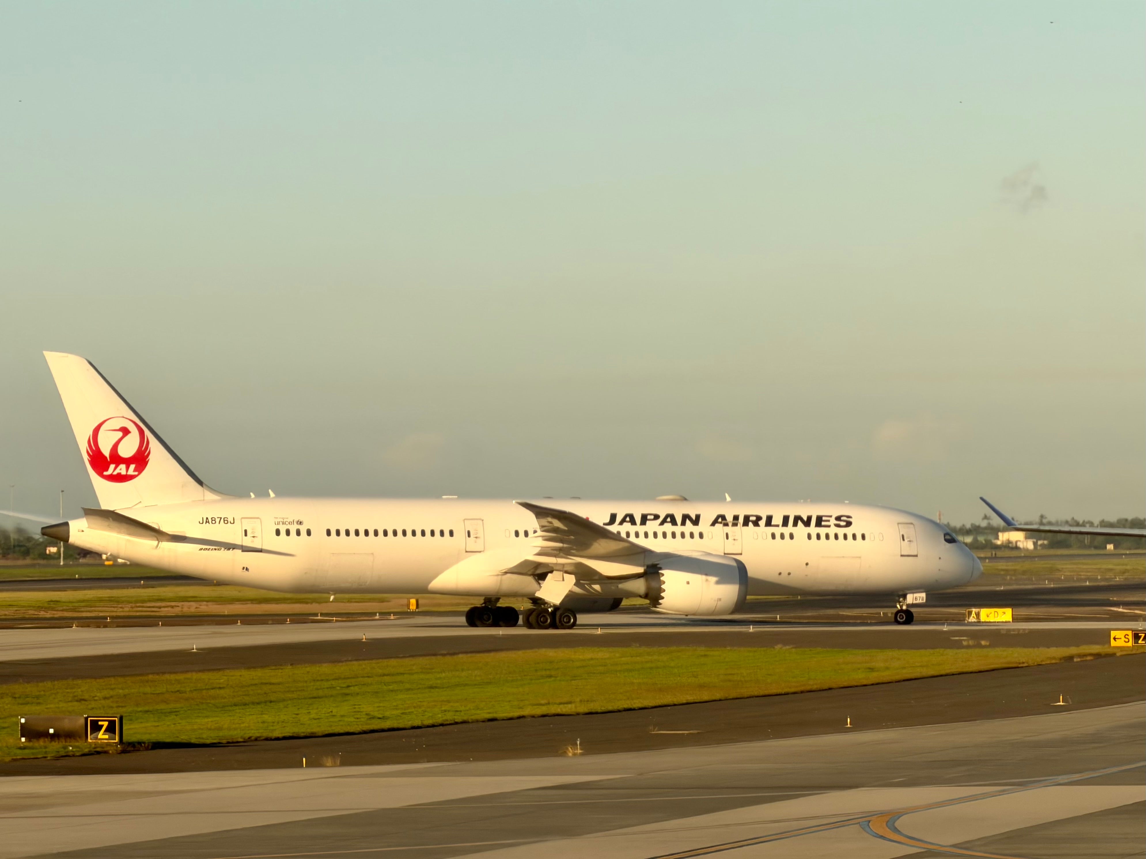 Japan Airlines Boeing 787 Dreamliner at Honolulu