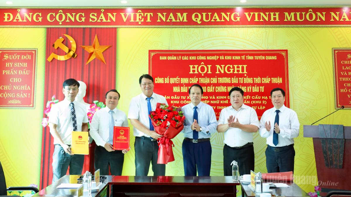 Meeting approving the investment policy for the Nhu Khe - Doi Can Industrial Park (Zone 2) construction