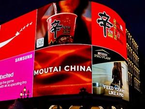 NMIXX holds Chilean national flag at the 65th Viña del Mar International Song Festival, February 2026