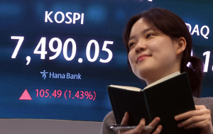 Seoul traders watch KOSPI display board