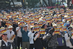 Hyundai Motor’s Ulsan plant production line. Focus is on how the union's overtime boycott will impact production schedules.