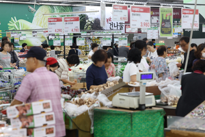 Image showing a traditional Korean market stall with fresh vegetables