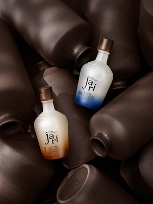 CJ jari bottle display