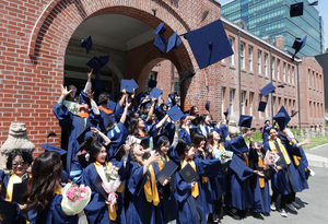 Foreign students entering Korea