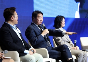 SK Group Chairman Chey Tae-won speaks at the Ulsan Exhibition and Convention Center regarding AI data center progress