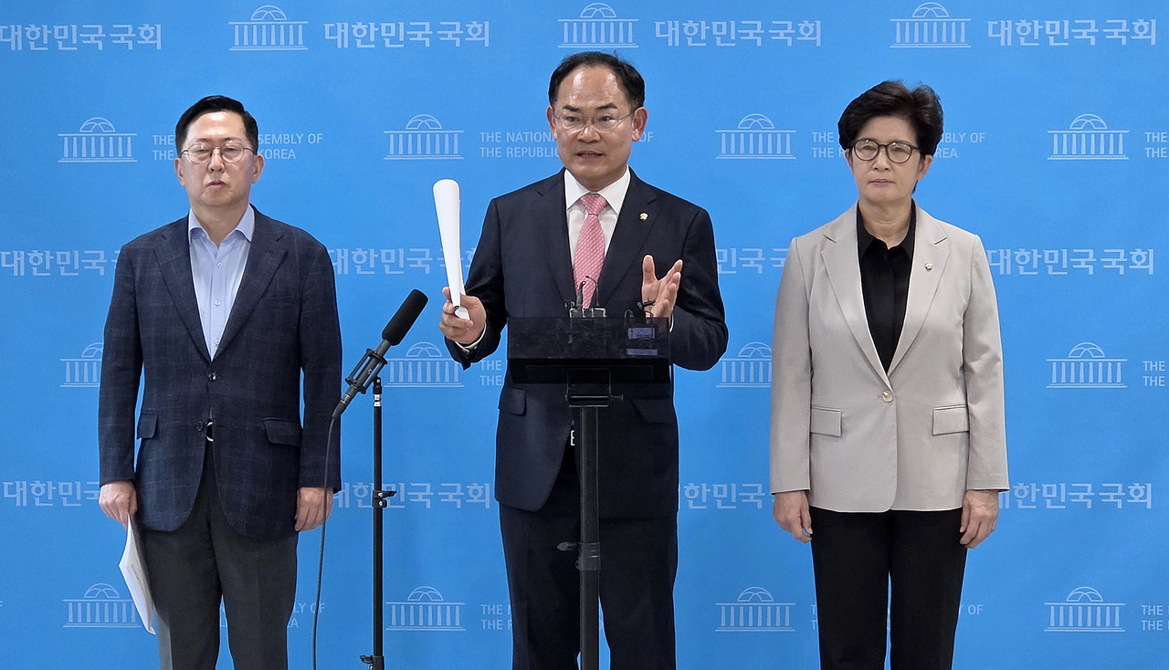 The National Assembly's National Defense Committee spars over the inspection method for the DMZ landmine explosion