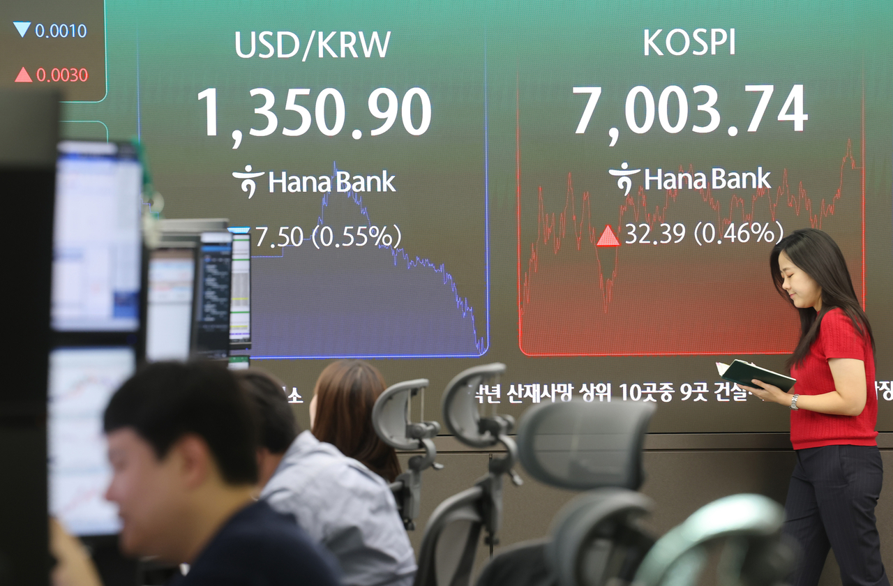 Foreign investors are dumping Korean semiconductor stocks, with Samsung and SK hynix seeing the heaviest selling pressure.