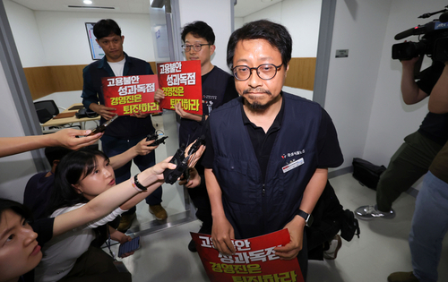 Kakao stock trend and union conflict