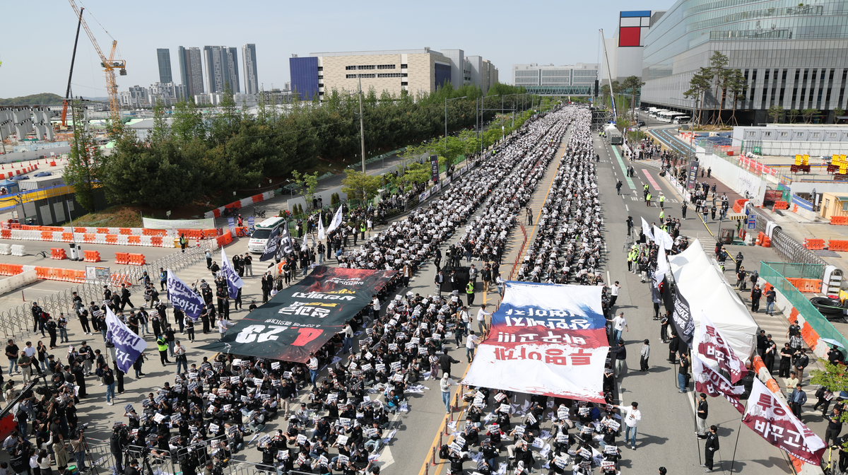 TSMC and Samsung investment comparison headline image