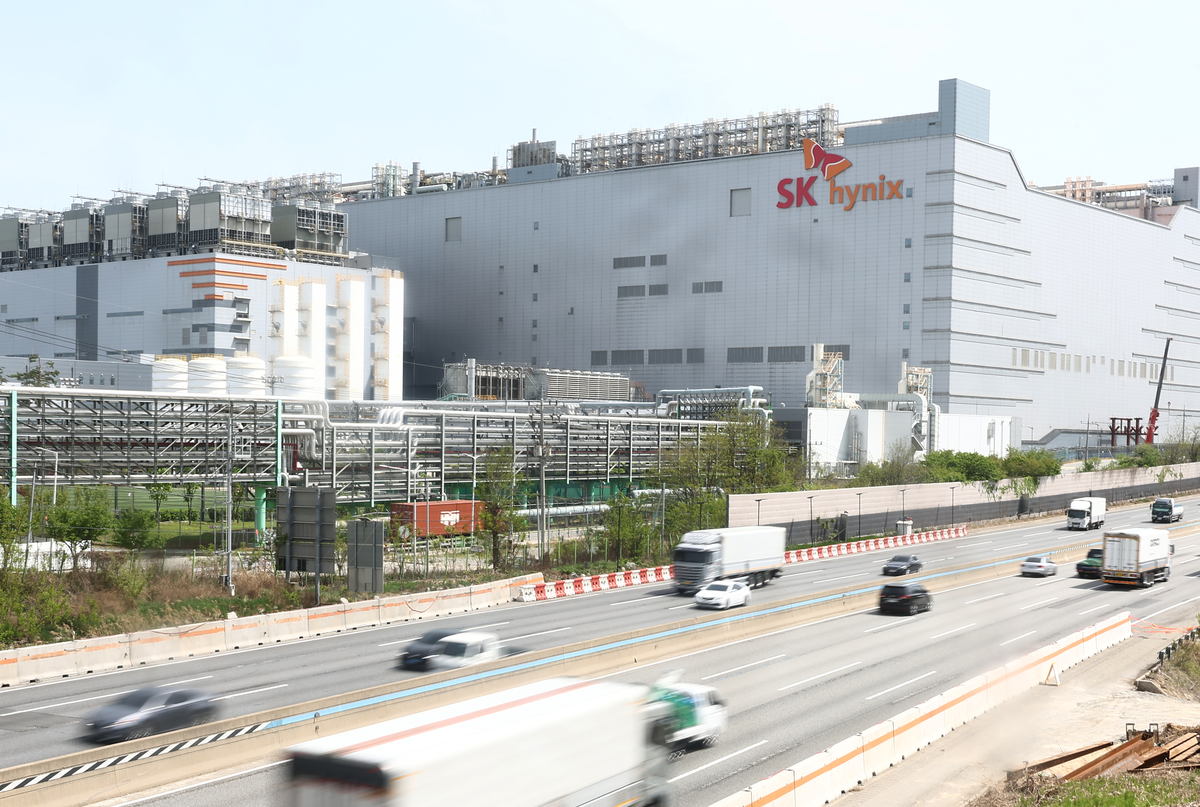 Big Tech firms offer to fund SK Hynix production lines and EUV equipment amid memory shortage