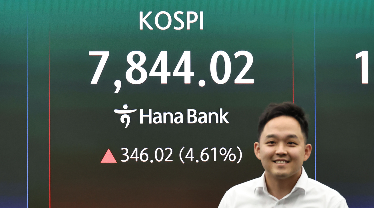 Seoul Stock Exchange on day KOSPI breaks 7,800
