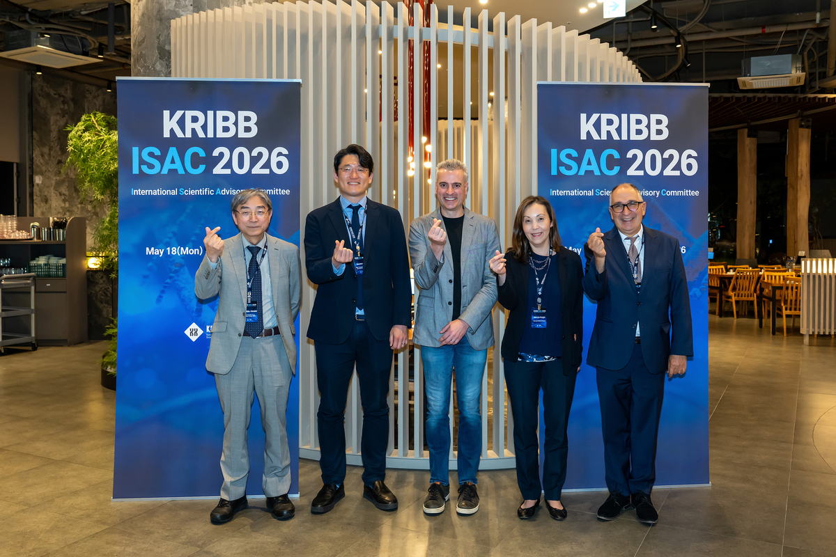 Global bio scholars at KRIBB's Overseas Scientific Advisory Committee discussing biotech's role in food, aging, and fuel