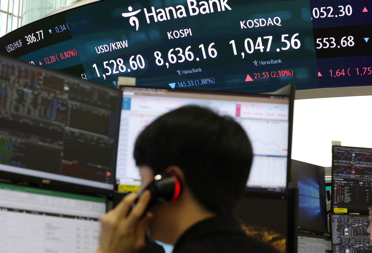 KOSDAQ rises 2% on government stimulus hopes while KOSPI weakens due to semiconductor weakness