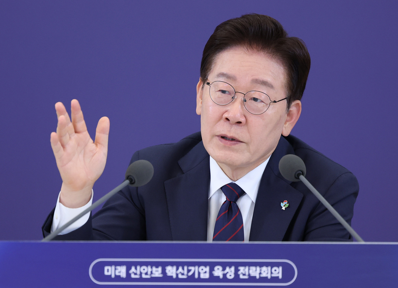 President Lee explaining the direction for cultivating new security innovation firms
