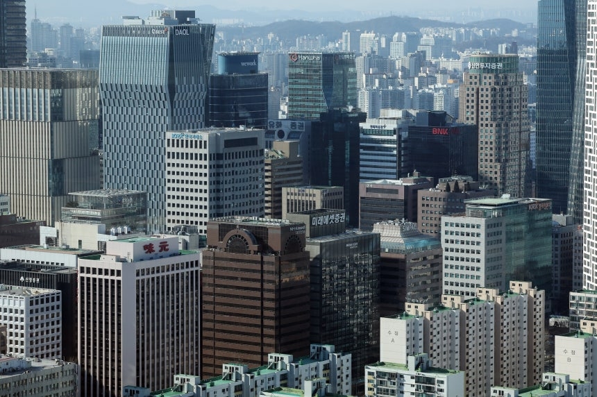 Korean biotech stocks showing significant price divergence from analyst targets