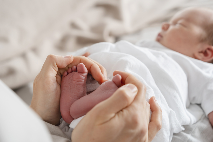 Chart showing South Korea's birth statistics and fertility rate trends