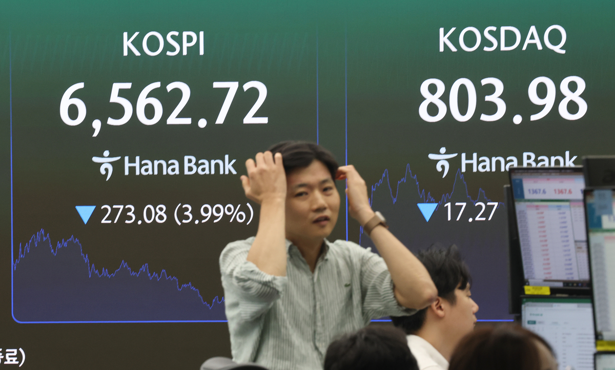 KOSPI trading floor screen showing red decline
