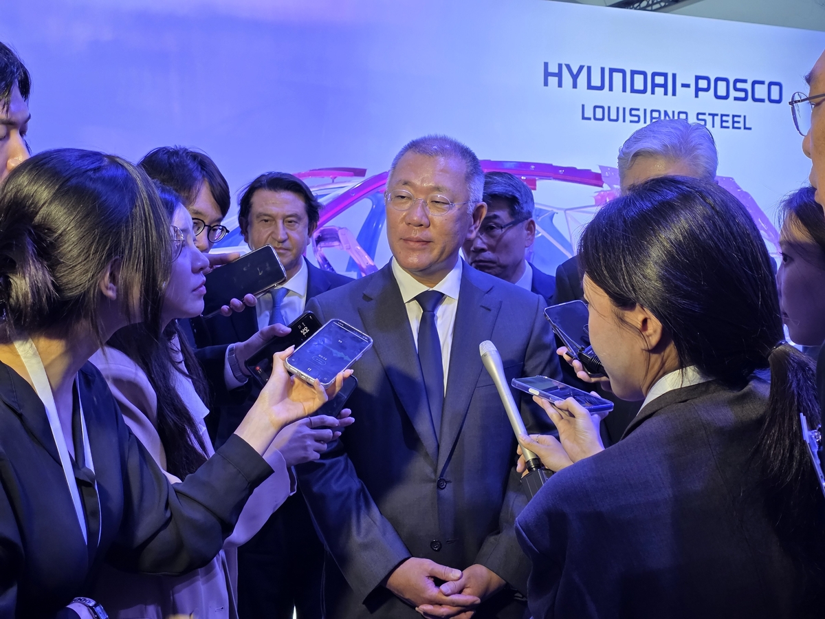 Hyundai Chairman Euisun Chung speaking