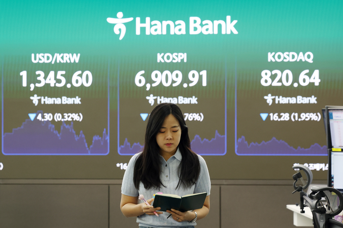Retail investors shift into gold and nuclear funds