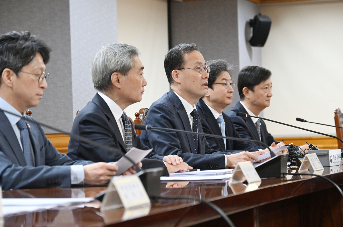 Government fiscal response aims to stabilize the bond market amid global yield spike