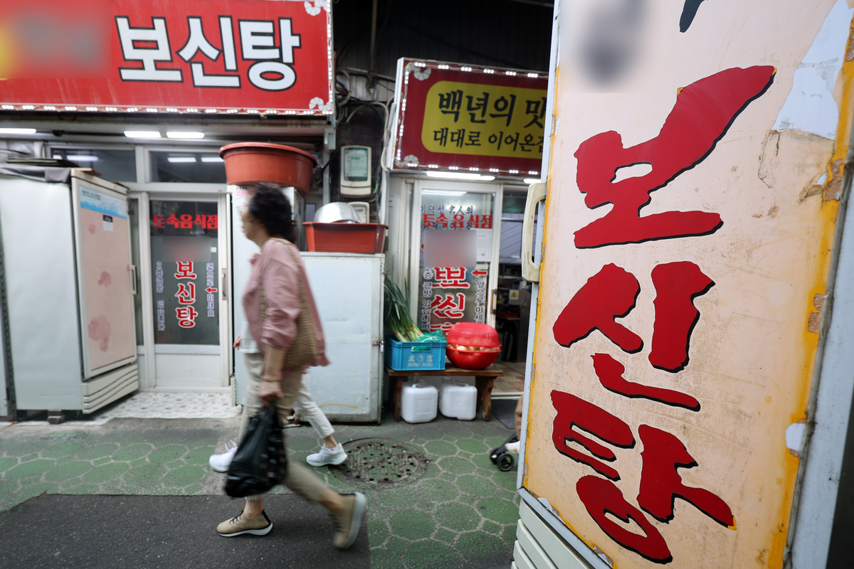 News graphic showing the current status of dog farm closures in Korea