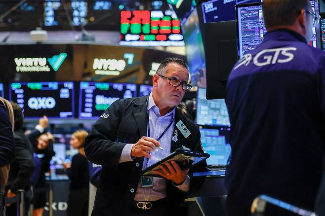 Korean investors' surge in US stock buying, particularly SOXL, amid KOSPI volatility.
