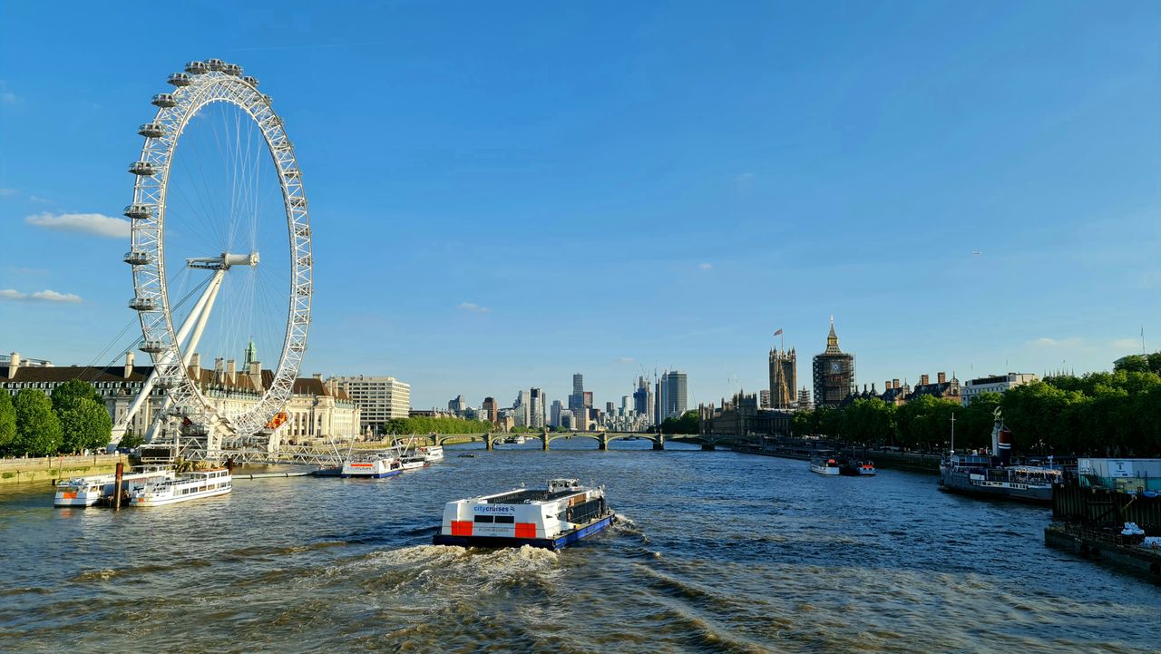 FTSE 100 falls sharply as 30-year gilt yield breaks 6% barrier