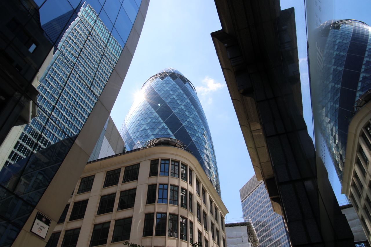 FTSE 100 decline on October 27 driven by HSBC and Reckitt weaknesses