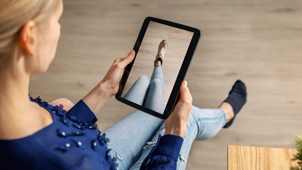 Virtual Fitting Kiosk in Retail Store