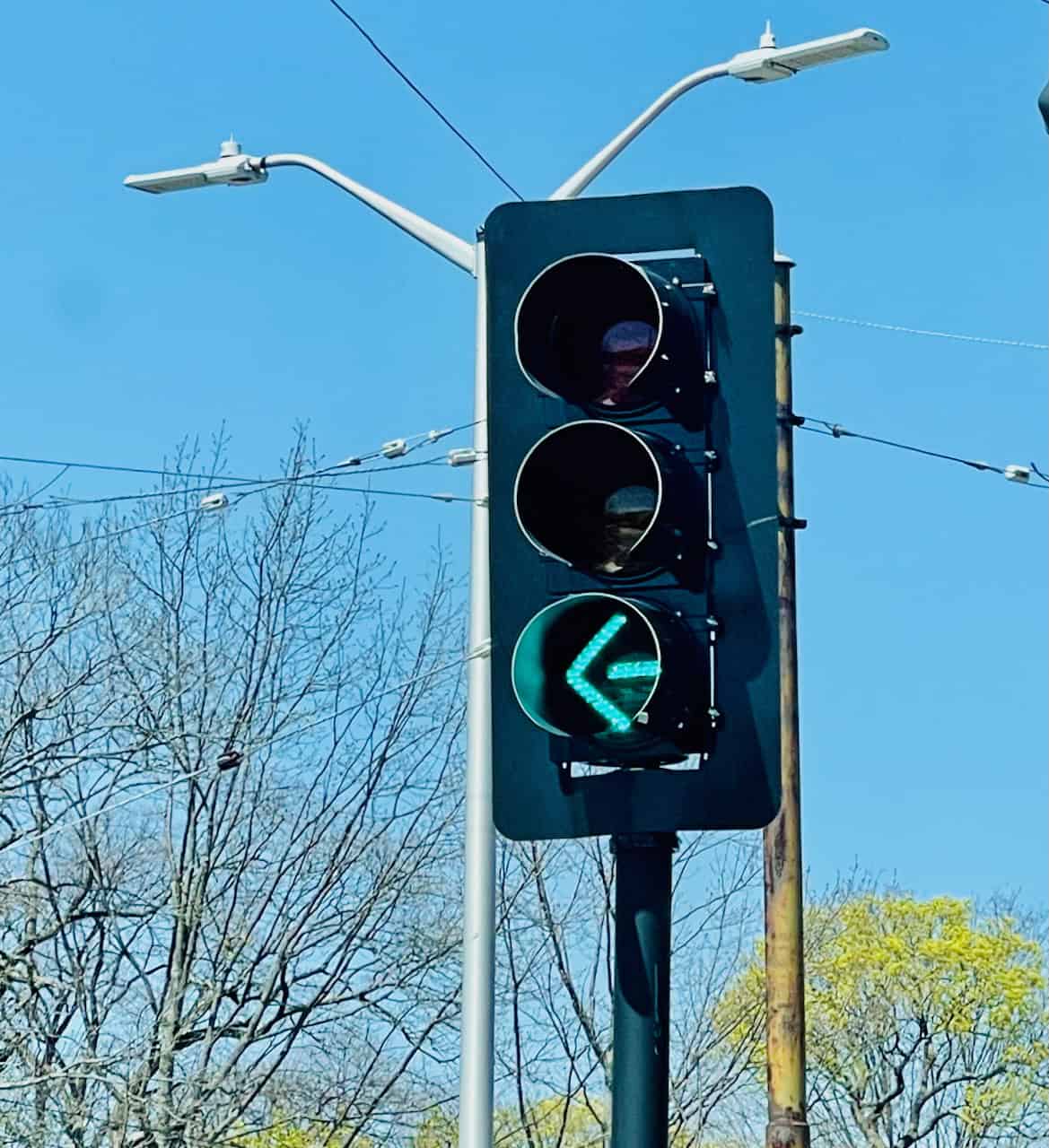 Green light signal image representing Aave reinstating WETH borrowing