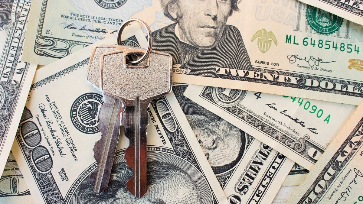 News headline about rising mortgage rates in Spanish