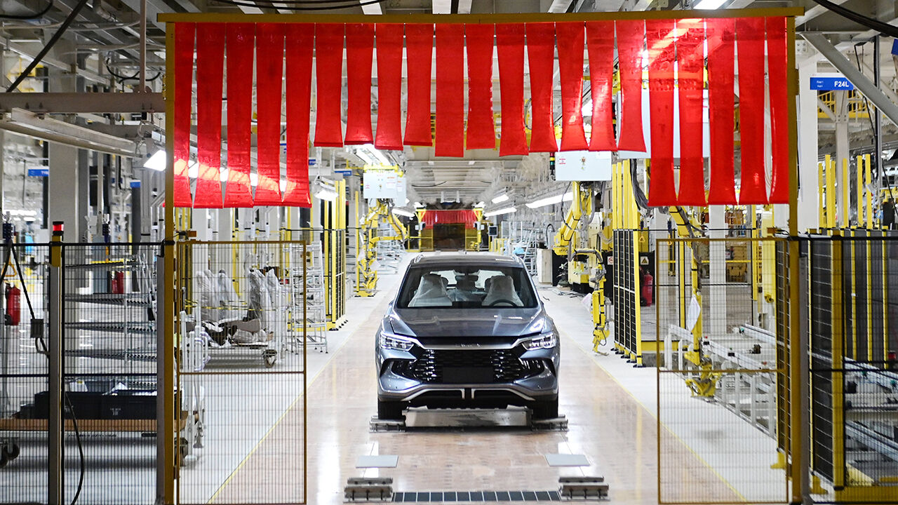 Illustration of Chinese carmakers expanding global manufacturing