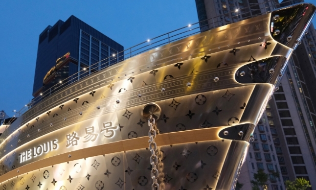 Louis Vuitton Shanghai store image from finews.ch illustrating China luxury weakness