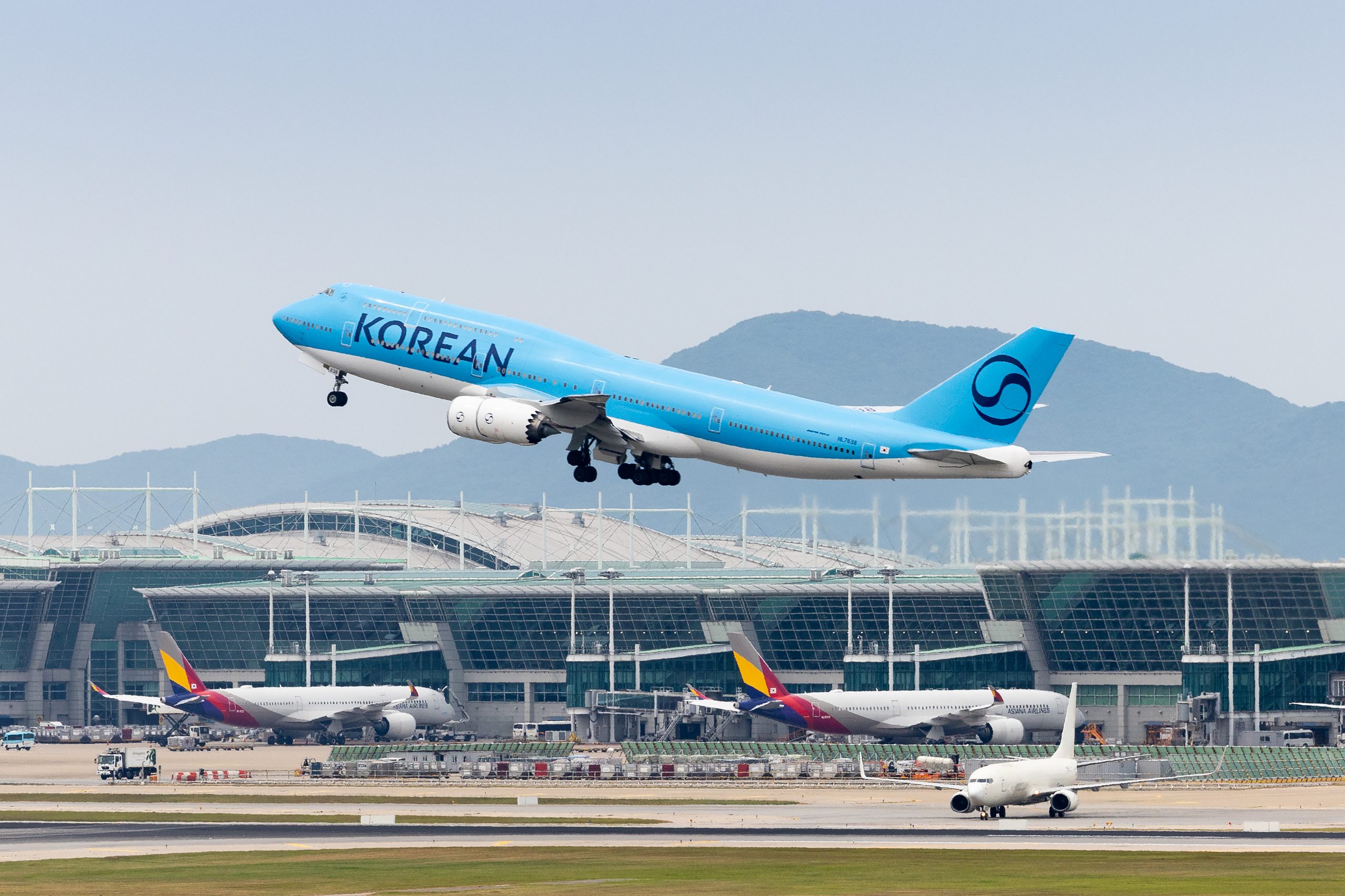 Korean Air and Asiana aircraft pictured together