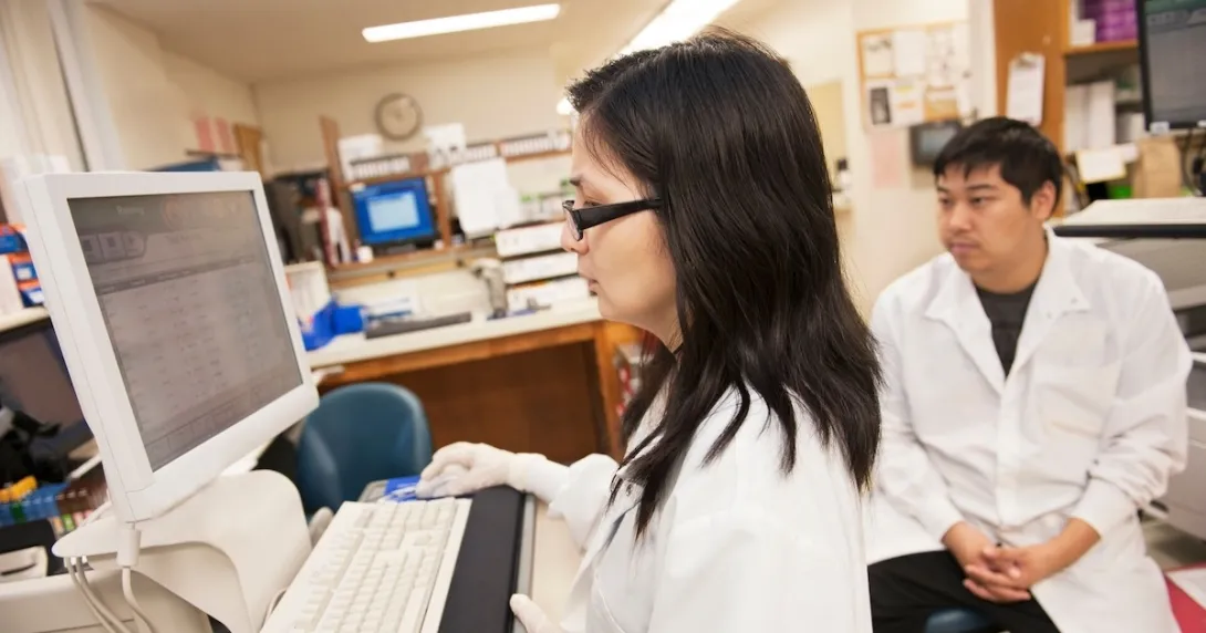 Illustration of a doctor using speech bubbles to represent AI interaction in clinical decision-making