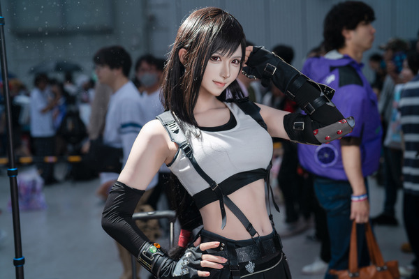 Cosplayer dressed as Tifa Lockhart at Comiket 108