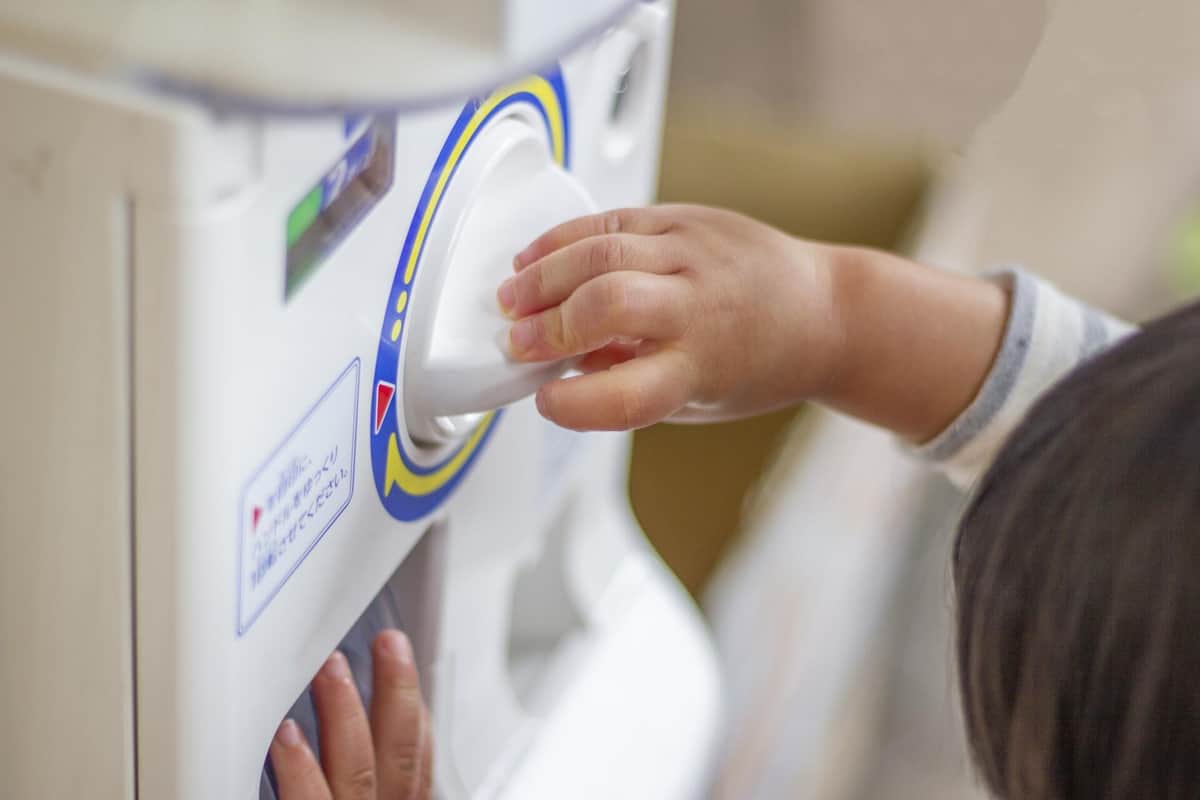 Gashapon machines and accessories