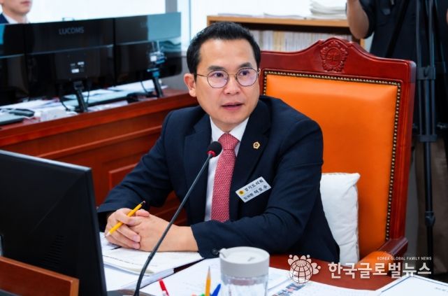 경기도의회 문화체육관광위원회 회의 장면