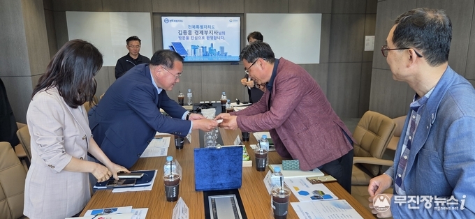 Image: Jeonbuk State visiting Dynamic Industry