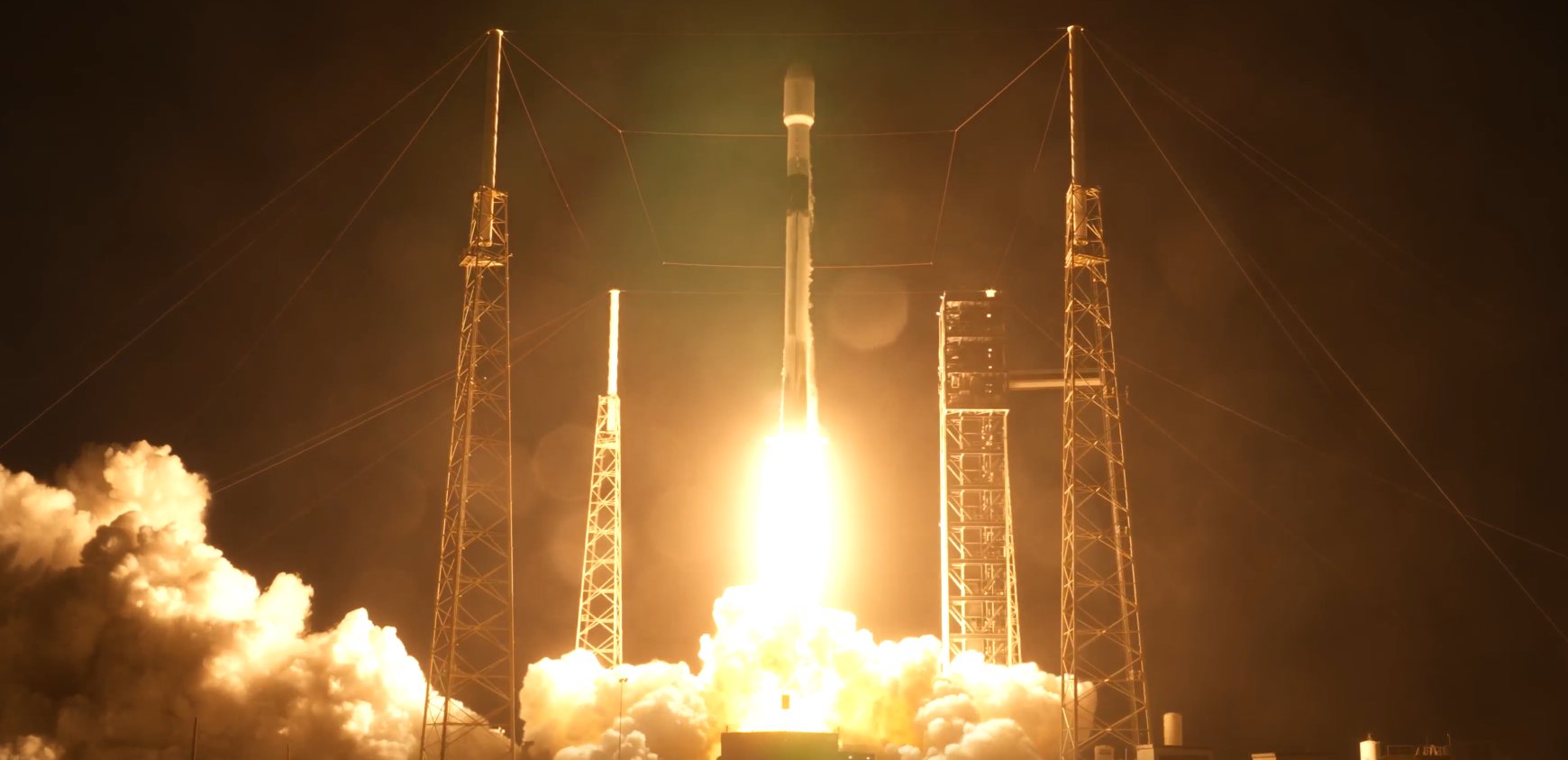 NASA의 위성 통신 실증 임무에 사용된 SpaceX 로켓 발사 관련 이미지