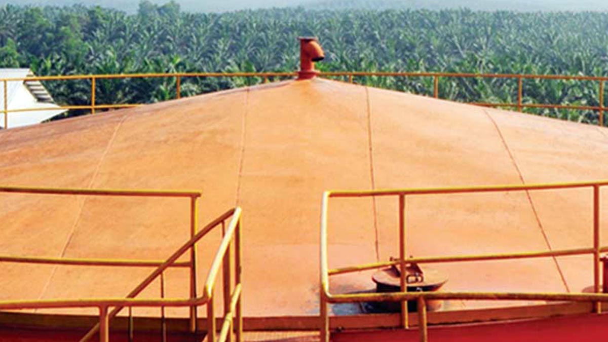 Palm oil storage tanks