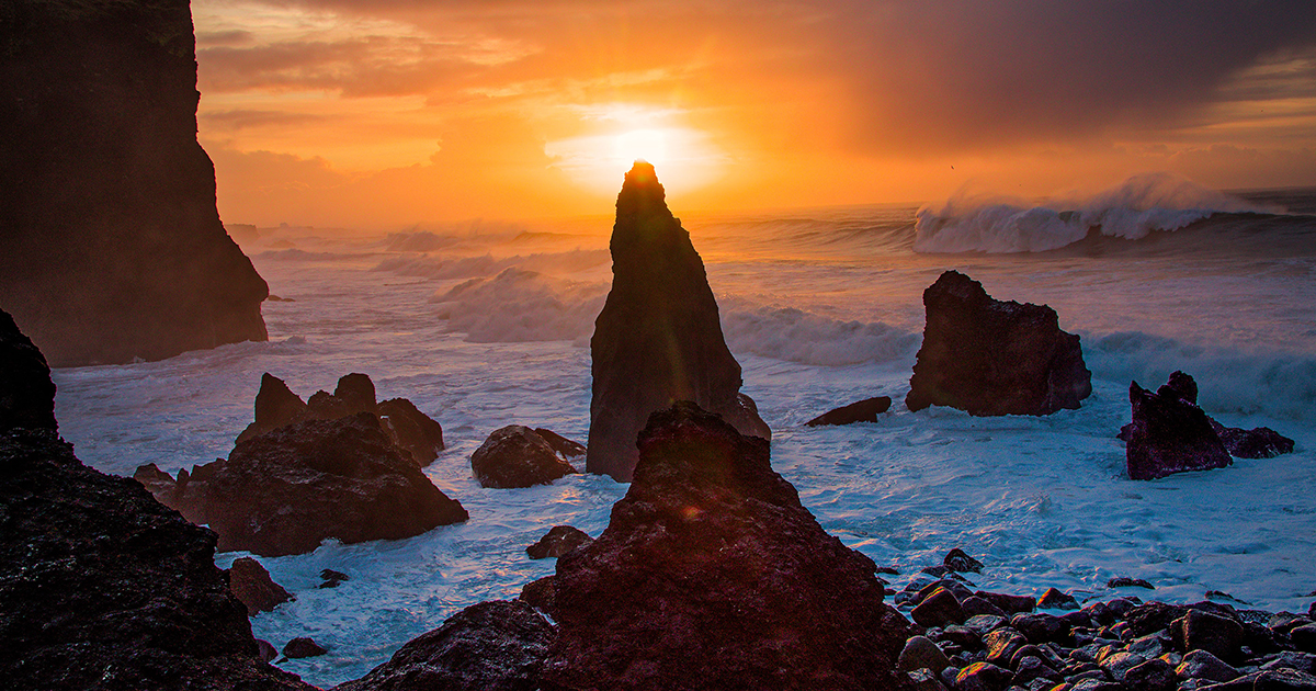 Visualization of volcanic ridges beneath the ocean
