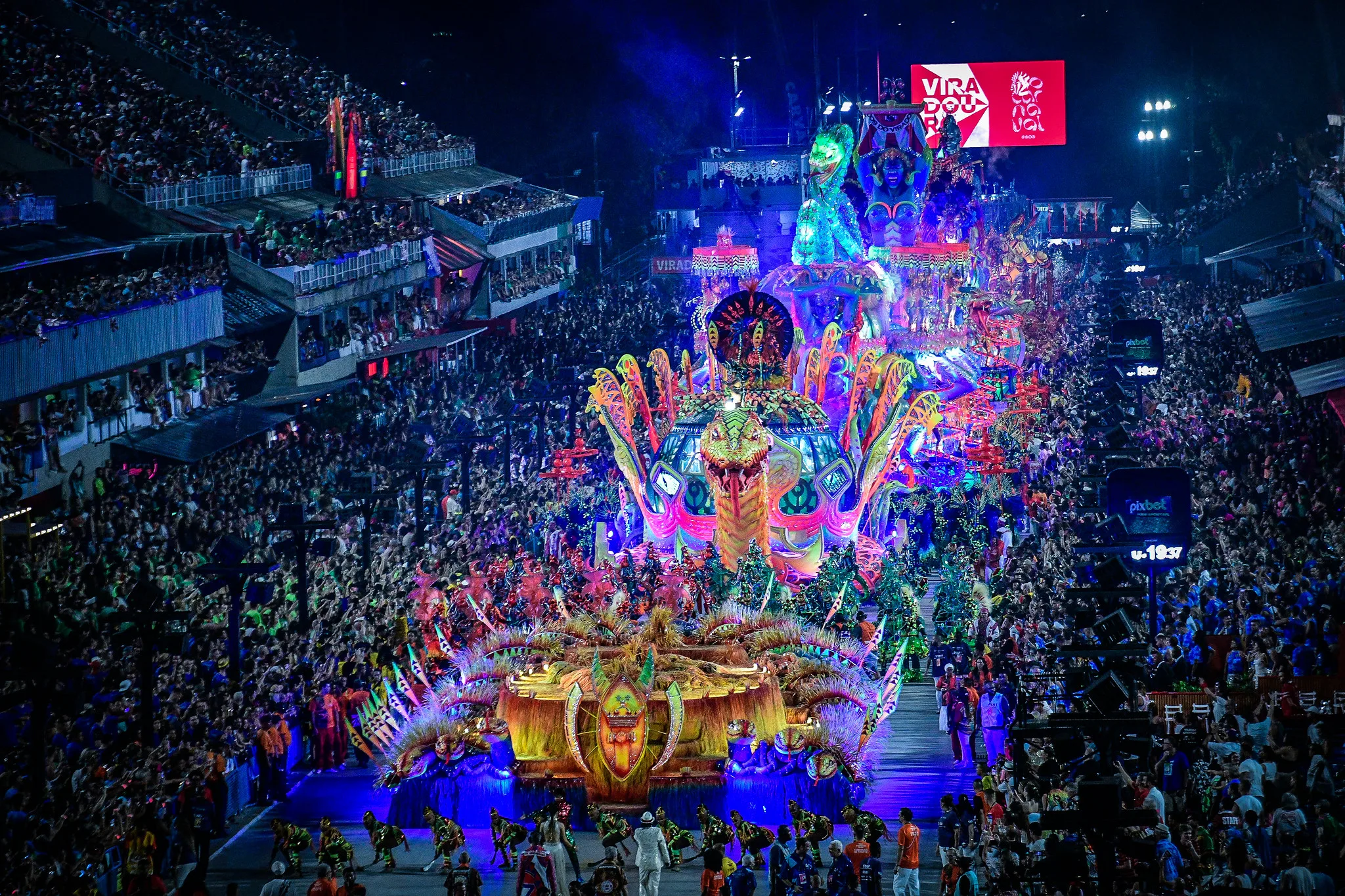 Rio Carnival economy of contribution