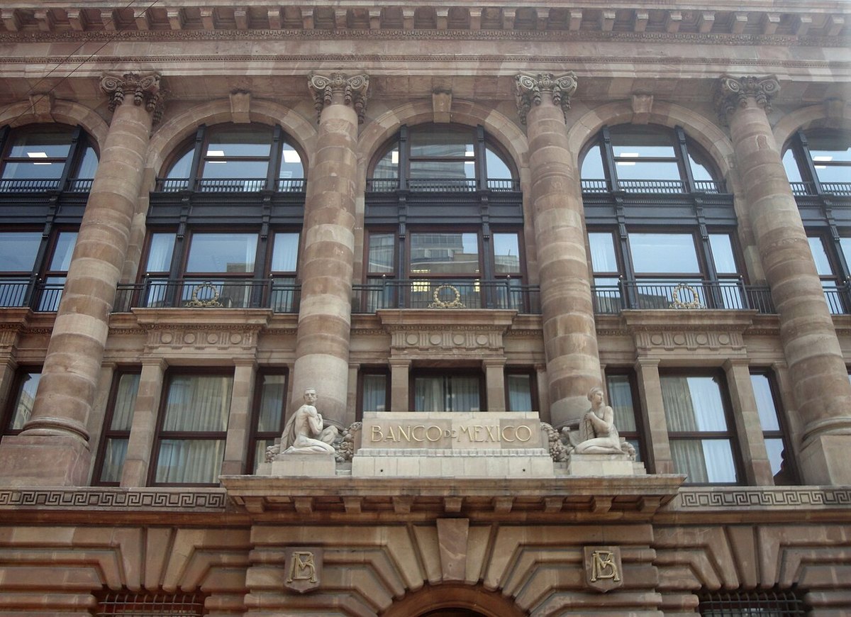 Banxico headquarters facade in Mexico City