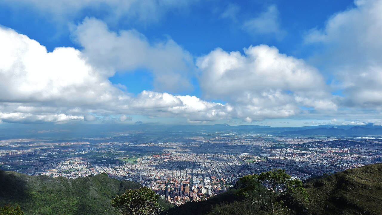 Bogotá skyline amid improved foreign appetite for Colombian bonds