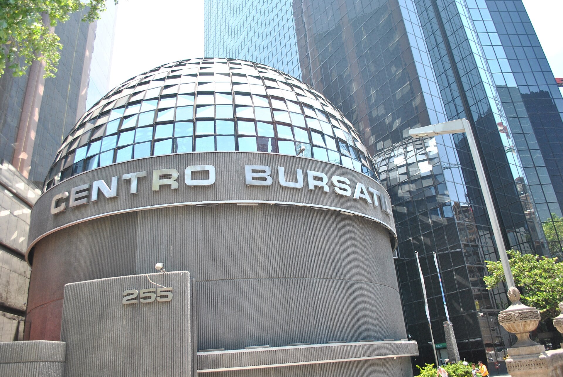 Mexican Peso remains stable near 17 per dollar despite tariff fears