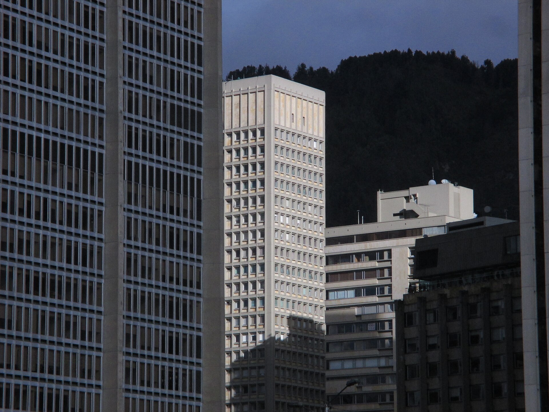 IMF Warns Colombia Over 3.5% Deficit